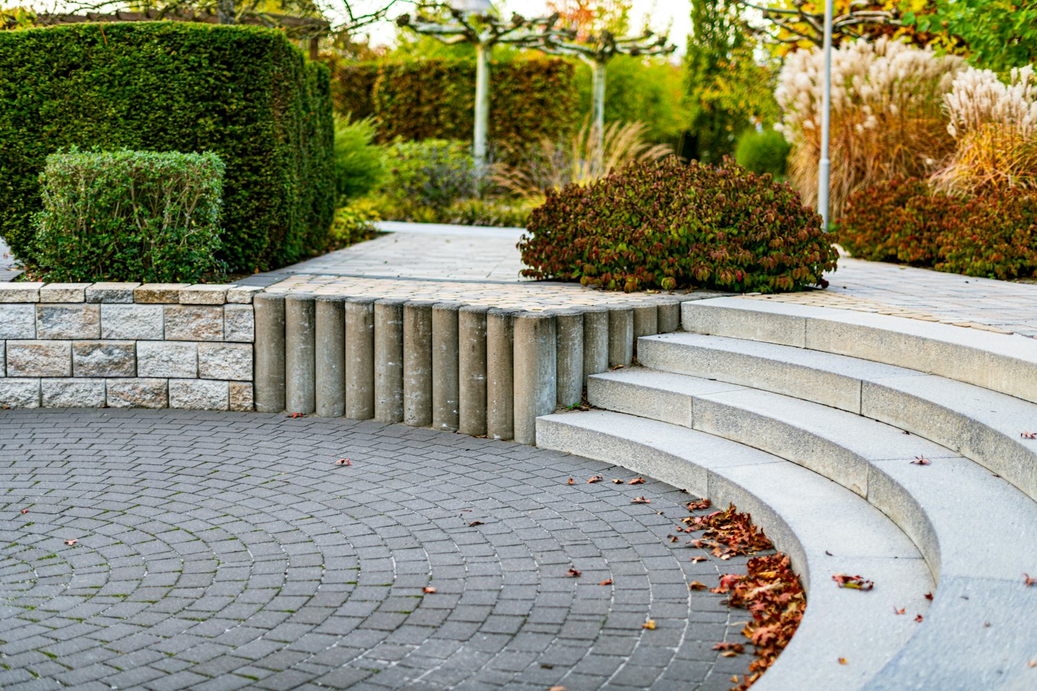 Geschwungene Natursteintreppe in gepflegter Gartenanlage