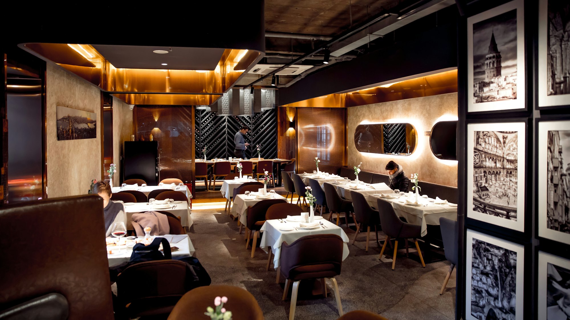 Restaurant-Interieur am Abend