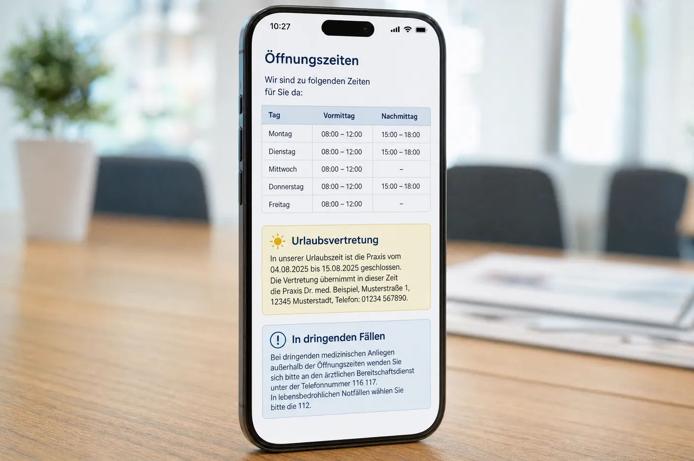 Smartphone mit den Sprechzeiten einer Praxis: Wochentabelle mit Vormittags- und Nachmittagszeiten, Hinweis zur Urlaubsvertretung und ein Feld für akute Fälle