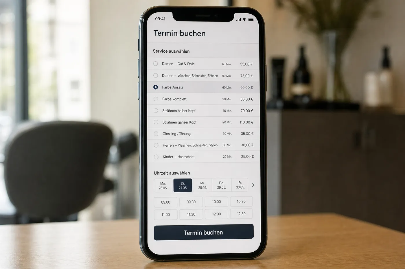 Smartphone mit der Online-Buchung eines Friseursalons: Leistungen mit Dauer in Minuten und Preis in Euro, darunter Zeitauswahl und Buchen-Schaltfläche