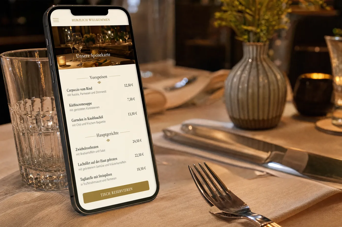 Smartphone auf einem Restauranttisch mit digitaler Speisekarte und Schaltfläche zur Tischreservierung