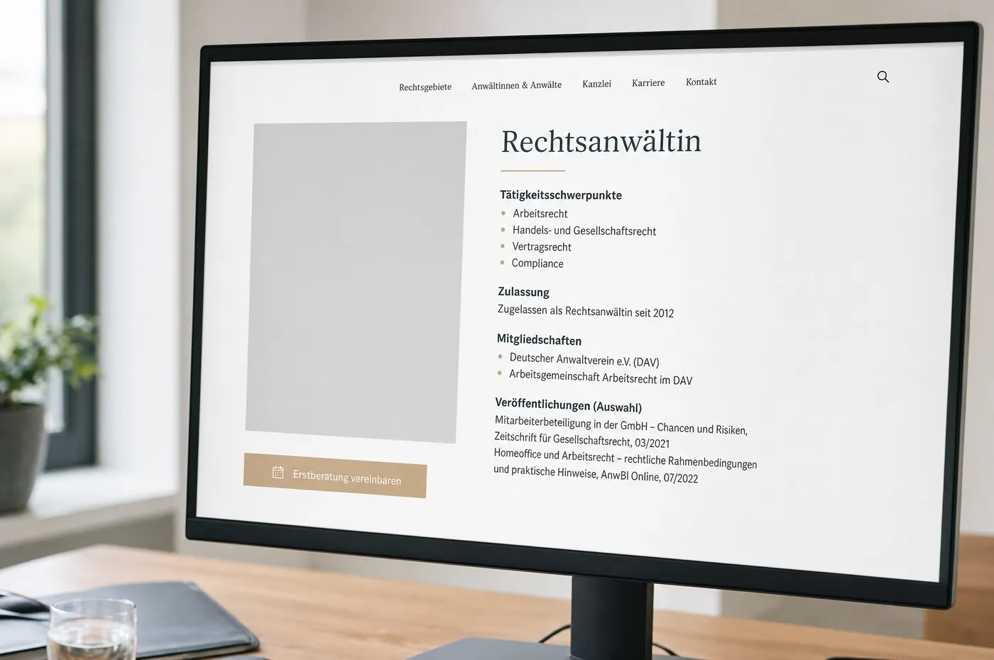 Bildschirm mit der Anwaltsprofil-Seite einer Kanzlei: Platzhalter für das Portrait, daneben Tätigkeitsschwerpunkte, Zulassungsjahr, Mitgliedschaften und Veröffentlichungen