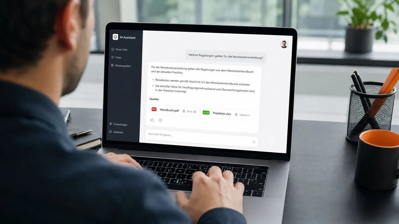 Laptop mit einem internen KI-Assistenten, der eine Frage zur Reisekostenerstattung mit Quellenangaben aus Mitarbeiterhandbuch und Preisliste beantwortet, Zugriffsrechte sind mit einem Schloss markiert
