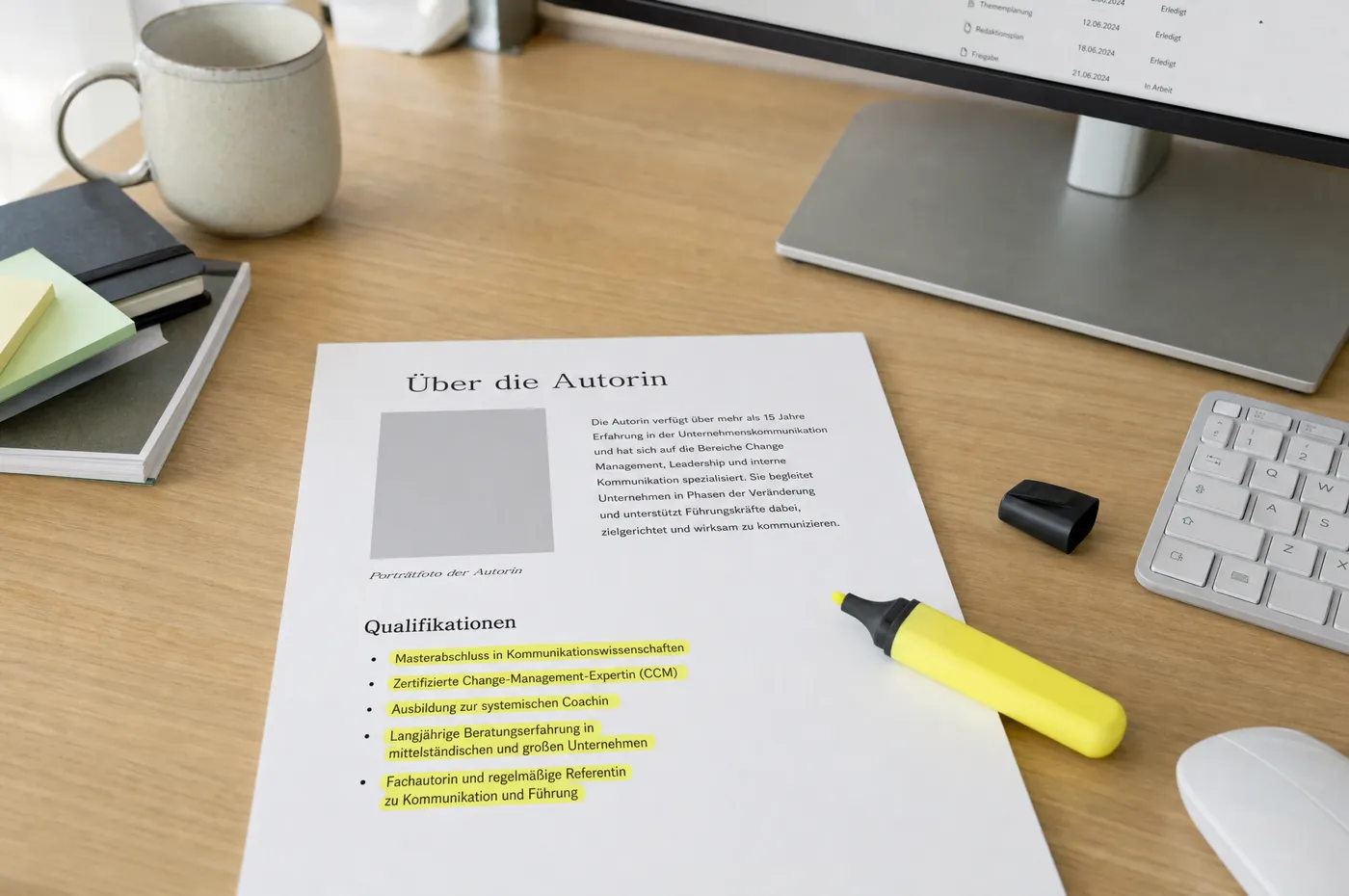 Ausgedruckte Autorenseite auf einem Schreibtisch: Platzhalter-Portrait, kurze Biografie und Liste von Qualifikationen, mit Marker hervorgehoben
